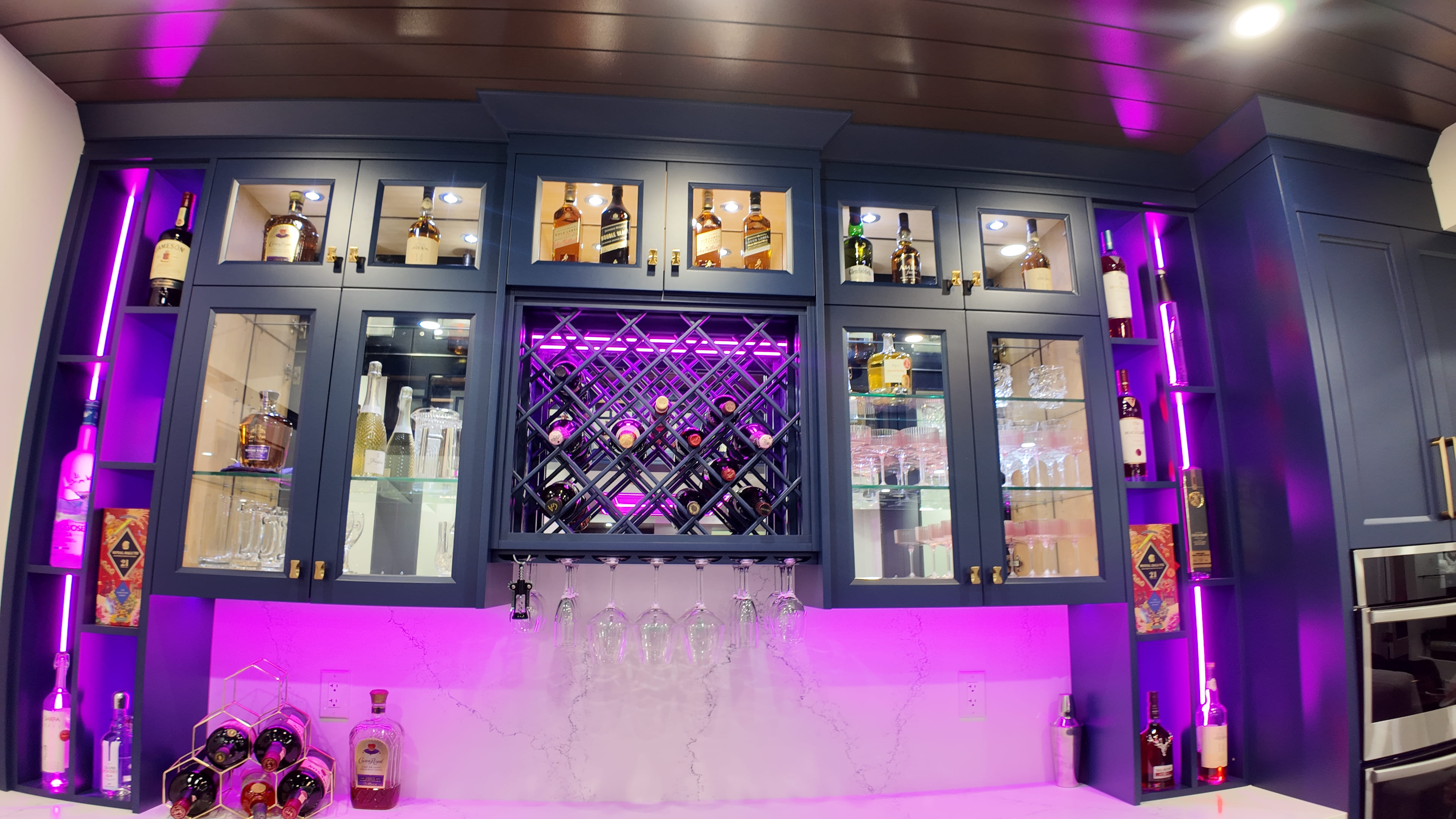 Jessi — Bar detail